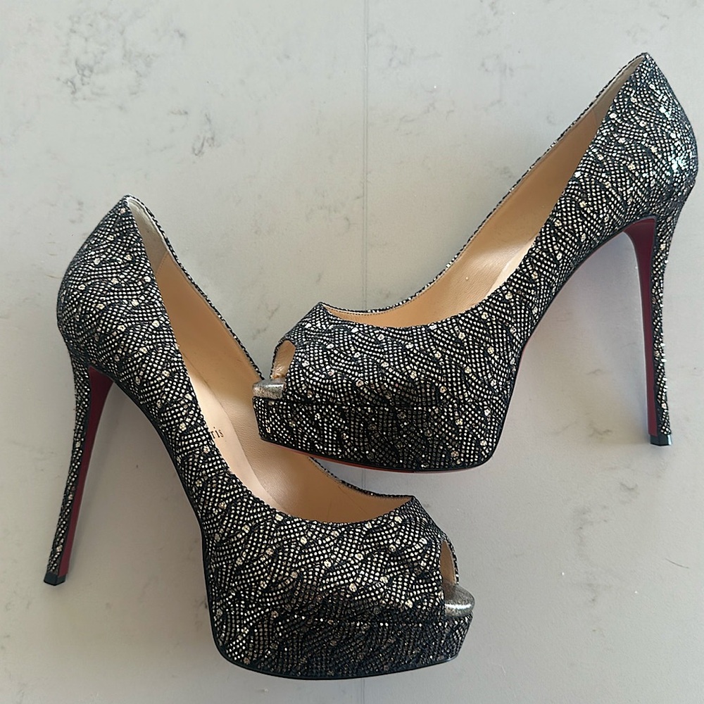 Never worn. Metallic. Gold Black. Christian Louboutin Lady Peep.